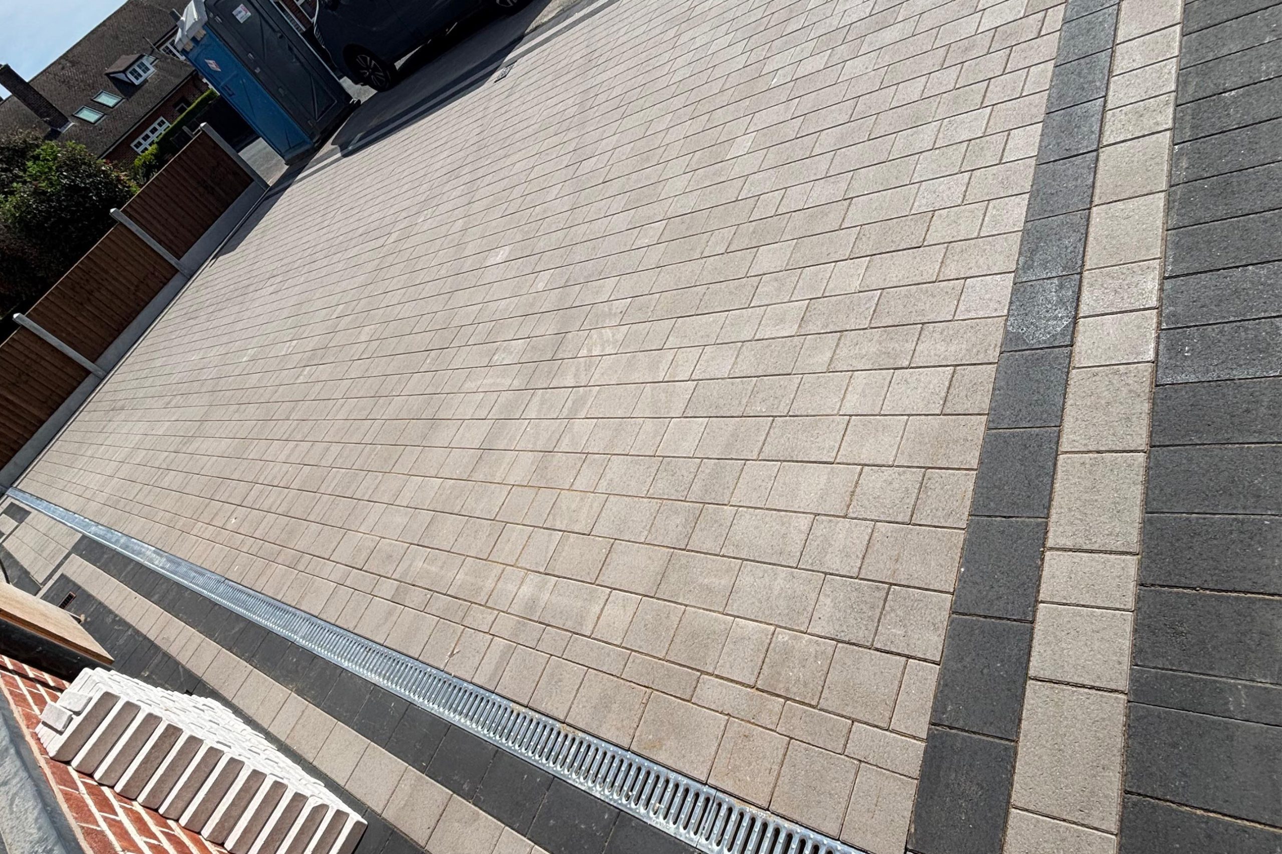 https://ddl-landscaping.co.uk/wp-content/uploads/2025/08/Light_grey_block_paving-002-scaled.jpg