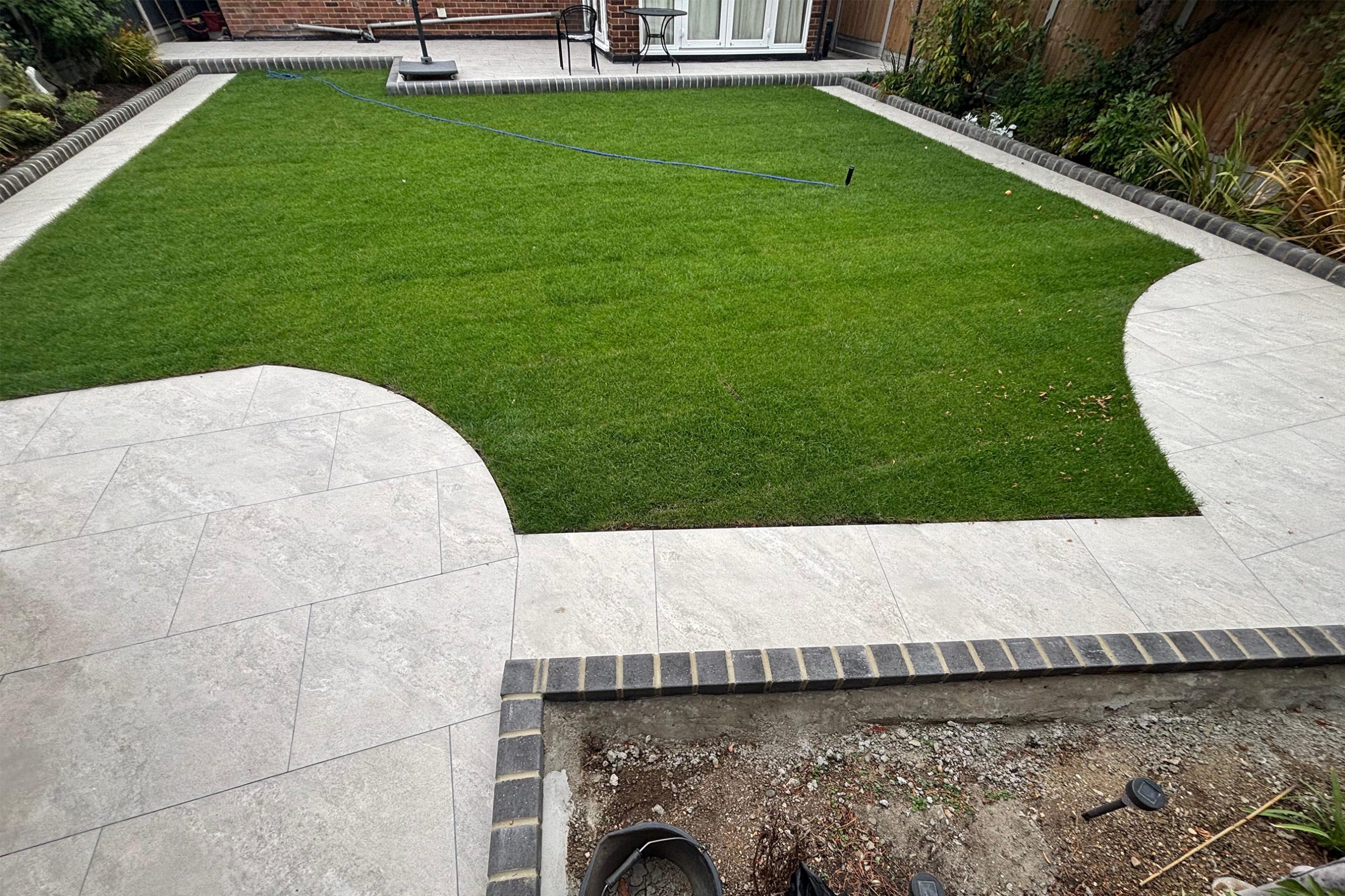 https://ddl-landscaping.co.uk/wp-content/uploads/2025/08/Smoke_grey_porcelain-004-scaled.jpg